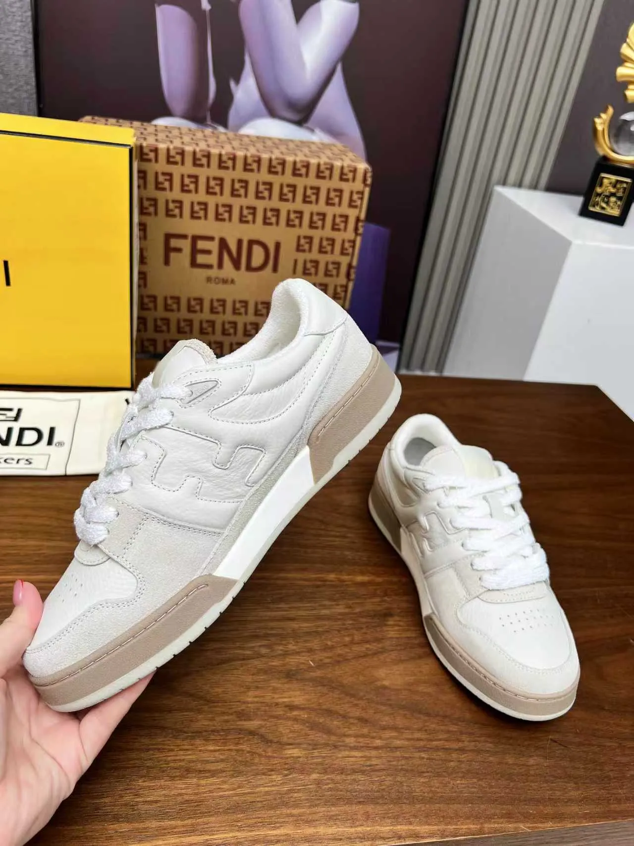 Factory price 660💰 Fendi·Fendi⛳️Hot-selling 35--45 couple model👫 FD match Original purchase for RMB14340 One-to-one reproduction Designer Kim Jones's first sneaker fendi match and Donkey brand Trainer basketball sneakers, fresh blood injected with FF retro design Super good-looking and versatile, the upper is made of cowhide and cowhide splicing combination, with concave and convex double F on the side The logo lining is made of terry velvet 🤗Super soft on the feet, lightweight and comfortable to match with a sweatshirt, original full package! ✦ Fabric: cowhide + cowhide color matching ✦ Lining: original terry velvet lining ✦ Sole: original molded multi-color color matching sole ✦ Sole: mesh injection molding pad ✦ Sole thickness: 3.5cm ✦ Female size: 35--40, female 40 customized ✦ Male size: 39--45, male 45 customized
